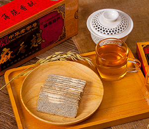 引用优质深水糯米、白芝麻为主要原料，配以蔗糖，经过炒制、磨粉、糕粉吸潮、擦粉、打糕等十六道工序，创造了一款拥有芝麻香味、糯米口感、清爽微甜、酥松薄脆的糕点——麻香糕，被称为“湖南四大名糕之首”。...