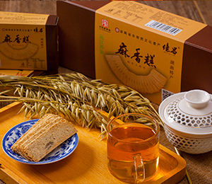 引用优质深水糯米、白芝麻为主要原料，配以蔗糖，经过炒制、磨粉、糕粉吸潮、擦粉、打糕等十六道工序，创造了一款拥有芝麻香味、糯米口感、清爽微甜、酥松薄脆的糕点——麻香糕，被称为“湖南四大名糕之首”。...