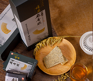 引用优质深水糯米、白芝麻为主要原料，配以蔗糖，经过炒制、磨粉、糕粉吸潮、擦粉、打糕等十六道工序，创造了一款拥有芝麻香味、糯米口感、清爽微甜、酥松薄脆的糕点——麻香糕，被称为“湖南四大名糕之首”。...