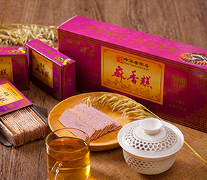 引用优质深水糯米、白芝麻为主要原料，配以蔗糖，经过炒制、磨粉、糕粉吸潮、擦粉、打糕等十六道工序，创造了一款拥有芝麻香味、糯米口感、清爽微甜、酥松薄脆的糕点——麻香糕，被称为“湖南四大名糕之首”。...